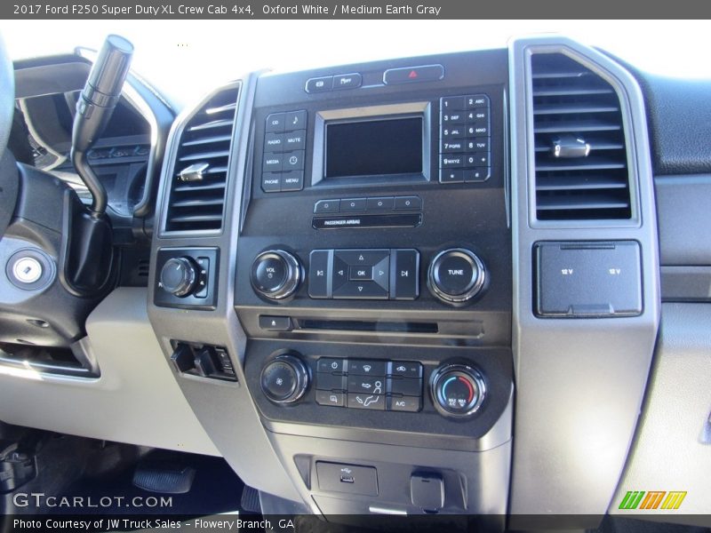 Oxford White / Medium Earth Gray 2017 Ford F250 Super Duty XL Crew Cab 4x4