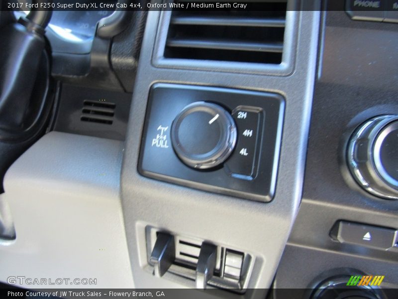 Oxford White / Medium Earth Gray 2017 Ford F250 Super Duty XL Crew Cab 4x4