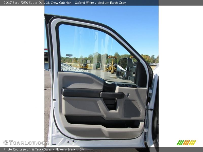 Oxford White / Medium Earth Gray 2017 Ford F250 Super Duty XL Crew Cab 4x4