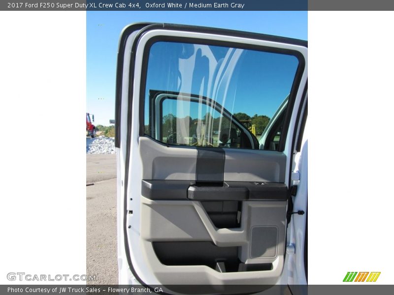 Oxford White / Medium Earth Gray 2017 Ford F250 Super Duty XL Crew Cab 4x4