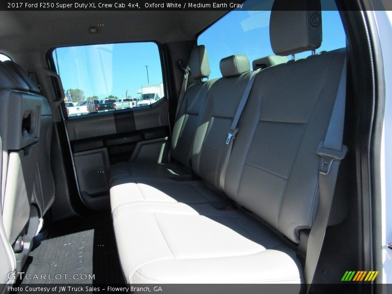 Oxford White / Medium Earth Gray 2017 Ford F250 Super Duty XL Crew Cab 4x4