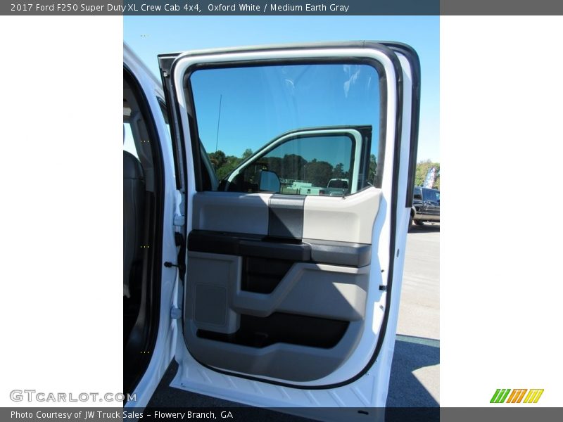 Oxford White / Medium Earth Gray 2017 Ford F250 Super Duty XL Crew Cab 4x4