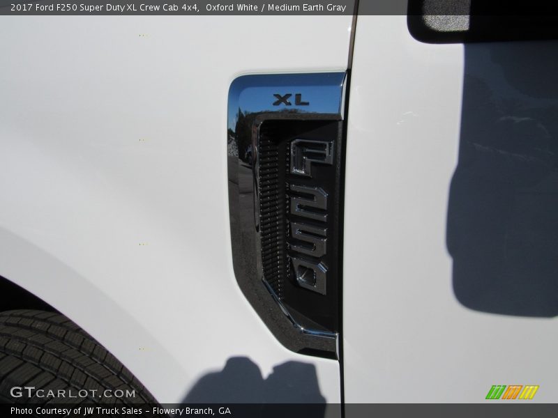 Oxford White / Medium Earth Gray 2017 Ford F250 Super Duty XL Crew Cab 4x4