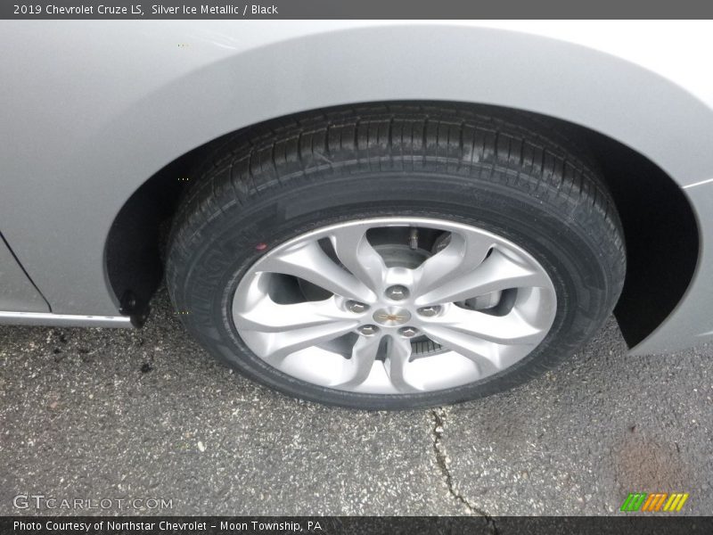 Silver Ice Metallic / Black 2019 Chevrolet Cruze LS