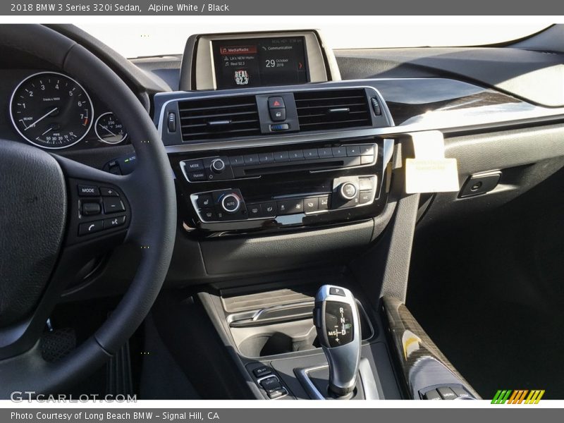 Alpine White / Black 2018 BMW 3 Series 320i Sedan