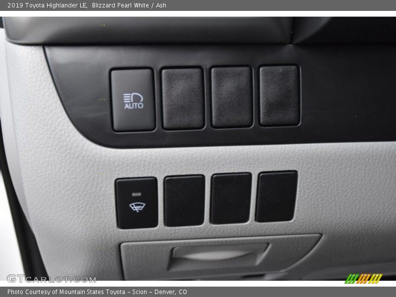 Blizzard Pearl White / Ash 2019 Toyota Highlander LE