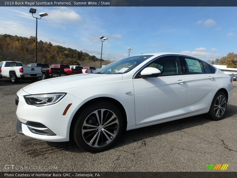 Front 3/4 View of 2019 Regal Sportback Preferred