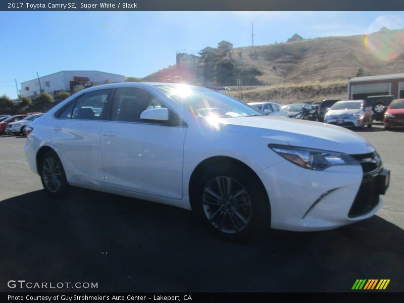 Super White / Black 2017 Toyota Camry SE