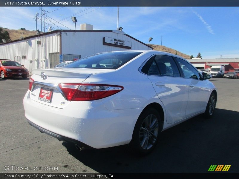 Super White / Black 2017 Toyota Camry SE