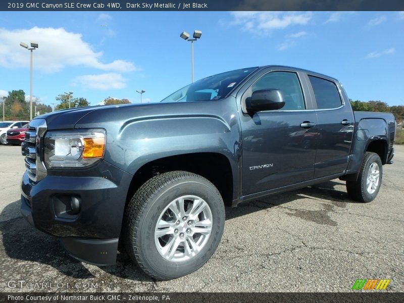 Front 3/4 View of 2019 Canyon SLE Crew Cab 4WD