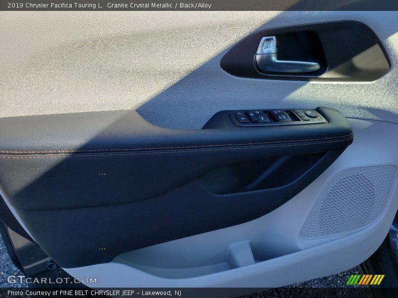 Granite Crystal Metallic / Black/Alloy 2019 Chrysler Pacifica Touring L