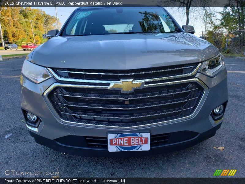Pepperdust Metallic / Jet Black 2019 Chevrolet Traverse LT AWD