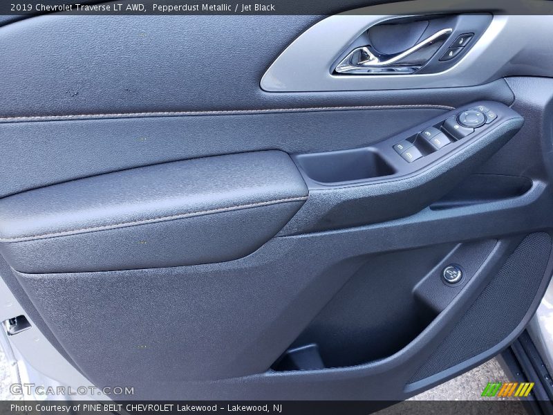 Pepperdust Metallic / Jet Black 2019 Chevrolet Traverse LT AWD