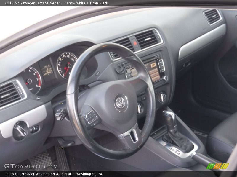 Candy White / Titan Black 2013 Volkswagen Jetta SE Sedan
