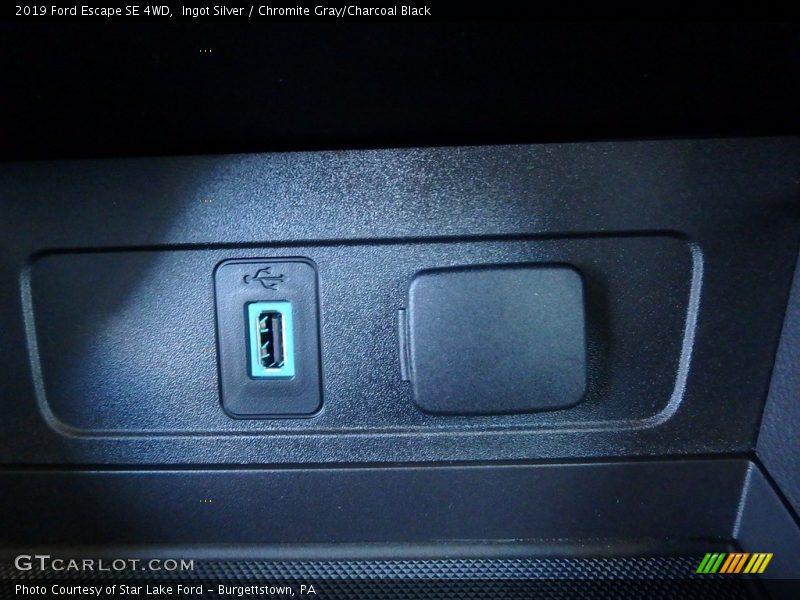 Ingot Silver / Chromite Gray/Charcoal Black 2019 Ford Escape SE 4WD