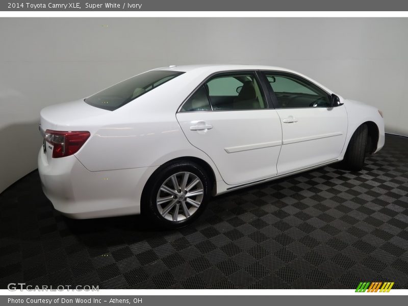 Super White / Ivory 2014 Toyota Camry XLE
