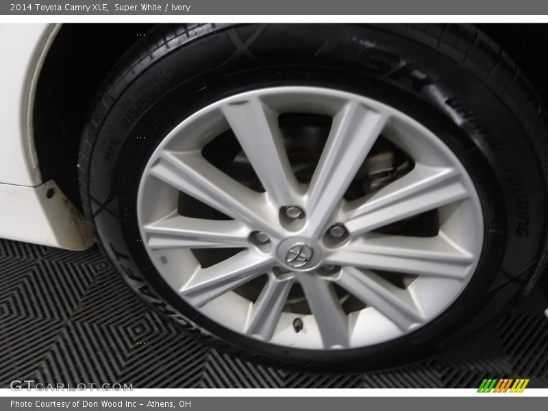 Super White / Ivory 2014 Toyota Camry XLE