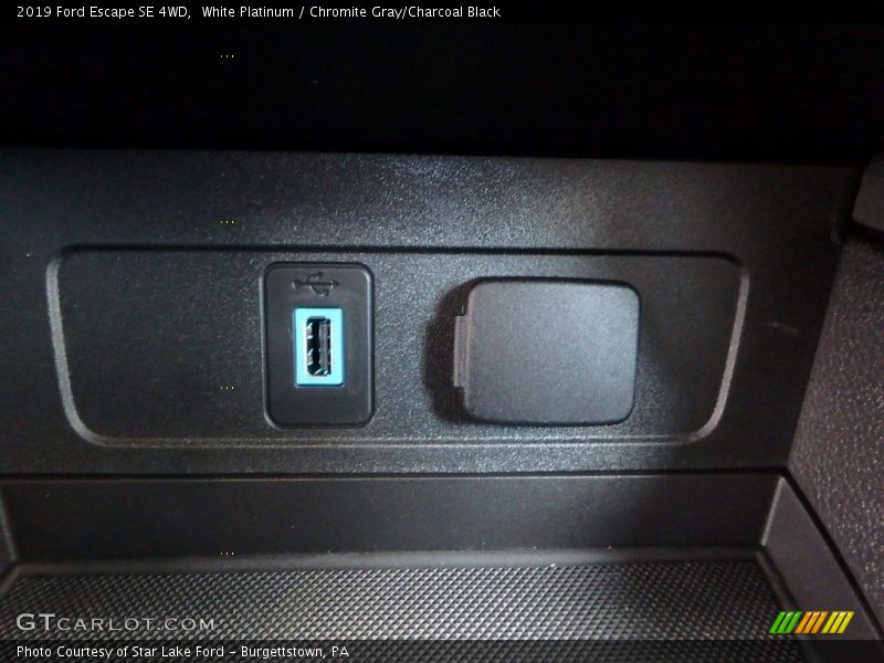 White Platinum / Chromite Gray/Charcoal Black 2019 Ford Escape SE 4WD