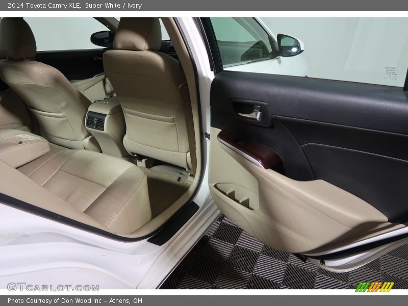 Super White / Ivory 2014 Toyota Camry XLE