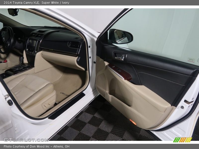 Super White / Ivory 2014 Toyota Camry XLE