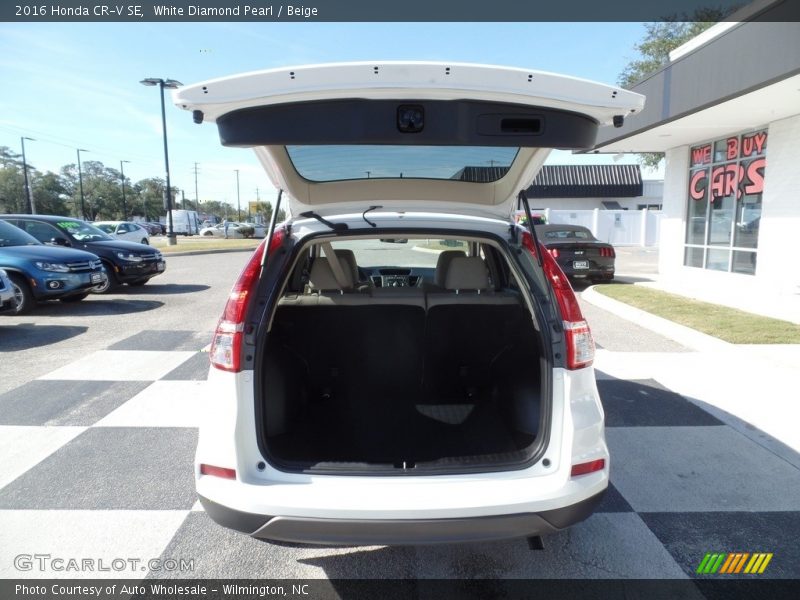 White Diamond Pearl / Beige 2016 Honda CR-V SE