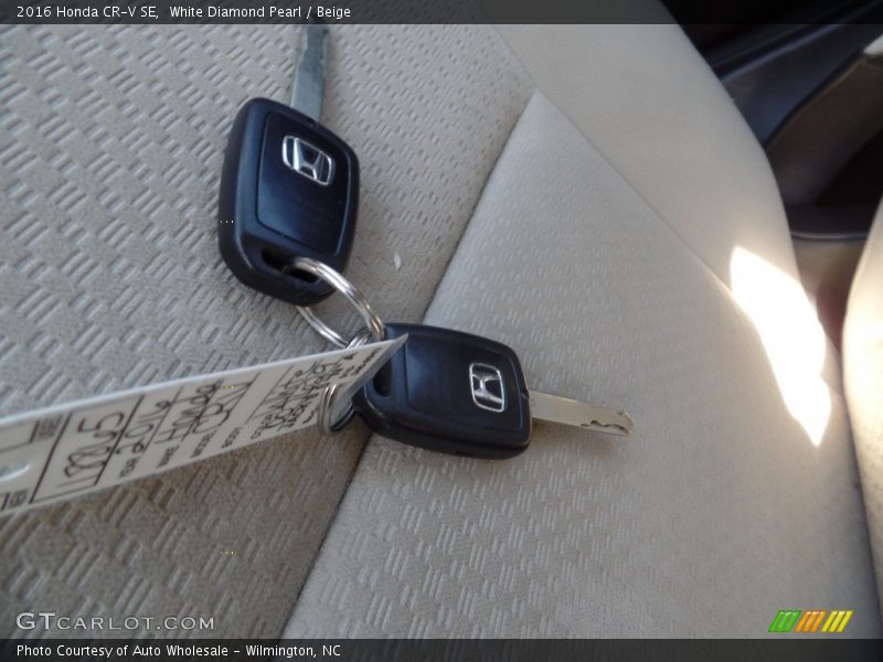 White Diamond Pearl / Beige 2016 Honda CR-V SE