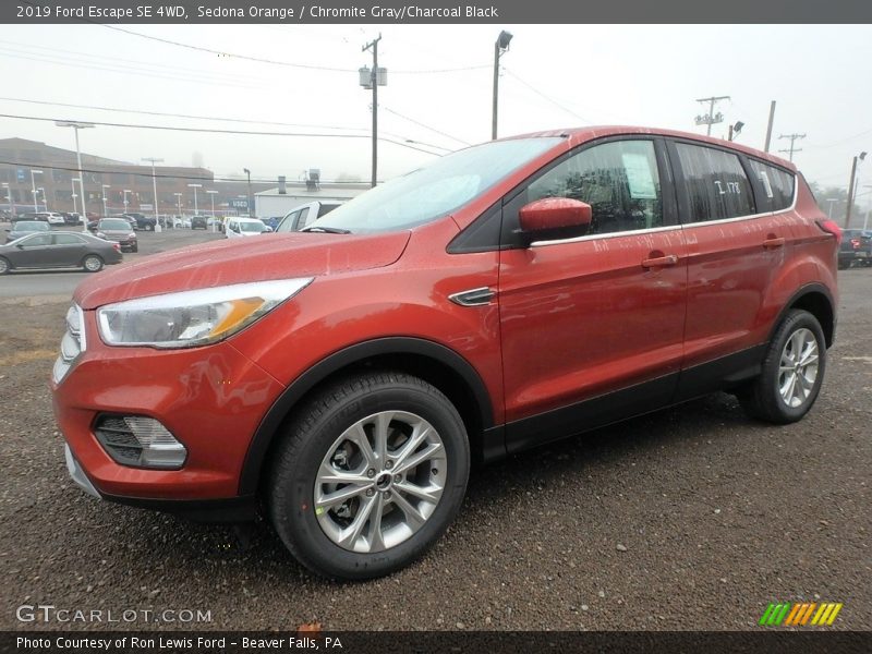 Front 3/4 View of 2019 Escape SE 4WD