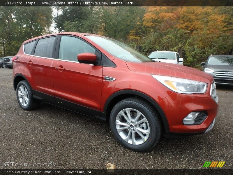Front 3/4 View of 2019 Escape SE 4WD