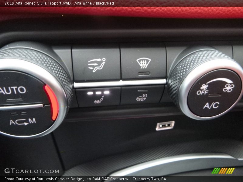 Alfa White / Black/Red 2019 Alfa Romeo Giulia Ti Sport AWD