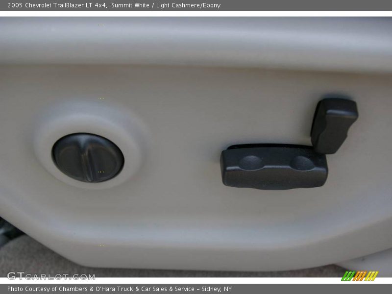 Summit White / Light Cashmere/Ebony 2005 Chevrolet TrailBlazer LT 4x4