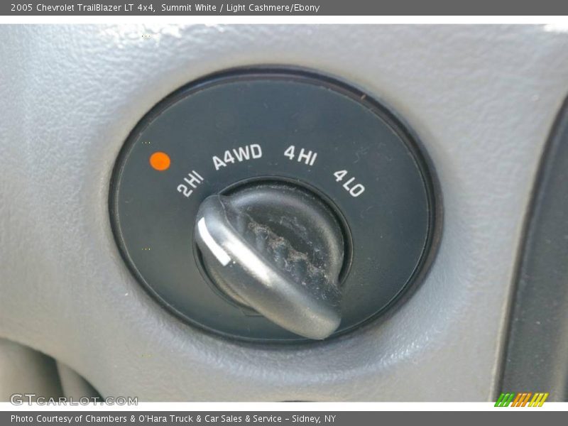 Summit White / Light Cashmere/Ebony 2005 Chevrolet TrailBlazer LT 4x4