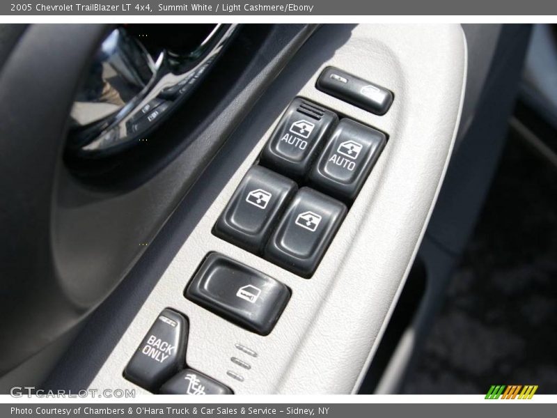 Summit White / Light Cashmere/Ebony 2005 Chevrolet TrailBlazer LT 4x4