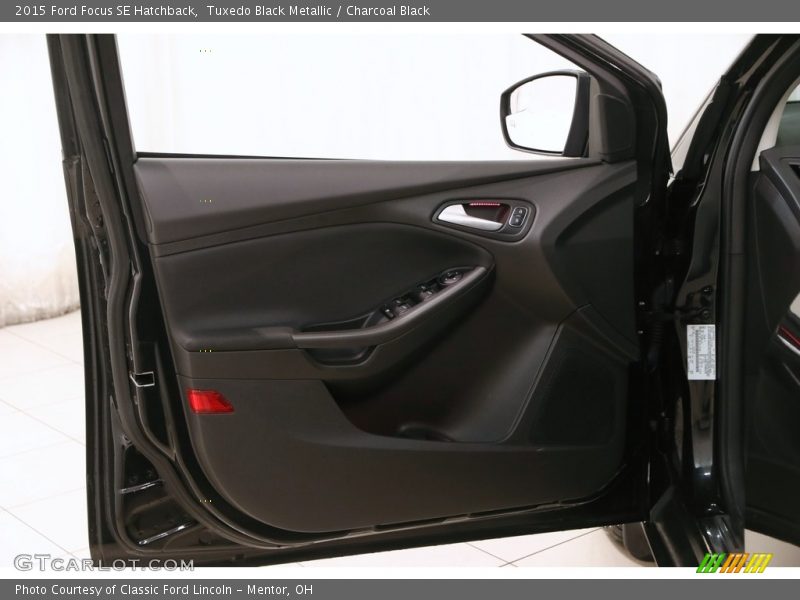 Tuxedo Black Metallic / Charcoal Black 2015 Ford Focus SE Hatchback
