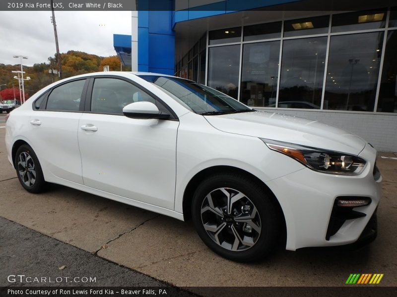 Front 3/4 View of 2019 Forte LXS