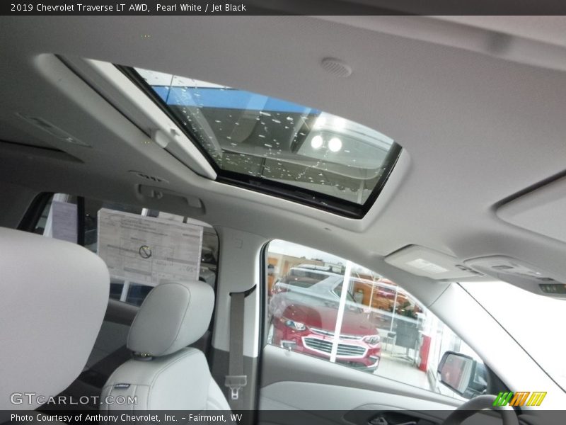 Pearl White / Jet Black 2019 Chevrolet Traverse LT AWD