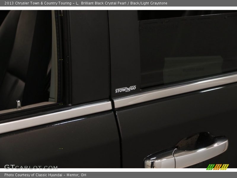 Brilliant Black Crystal Pearl / Black/Light Graystone 2013 Chrysler Town & Country Touring - L