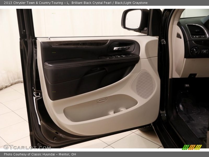 Brilliant Black Crystal Pearl / Black/Light Graystone 2013 Chrysler Town & Country Touring - L