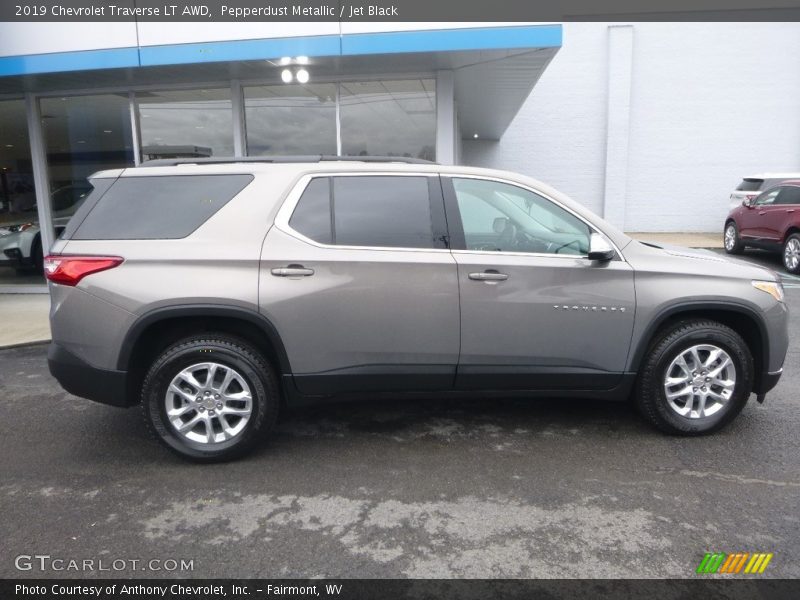 Pepperdust Metallic / Jet Black 2019 Chevrolet Traverse LT AWD