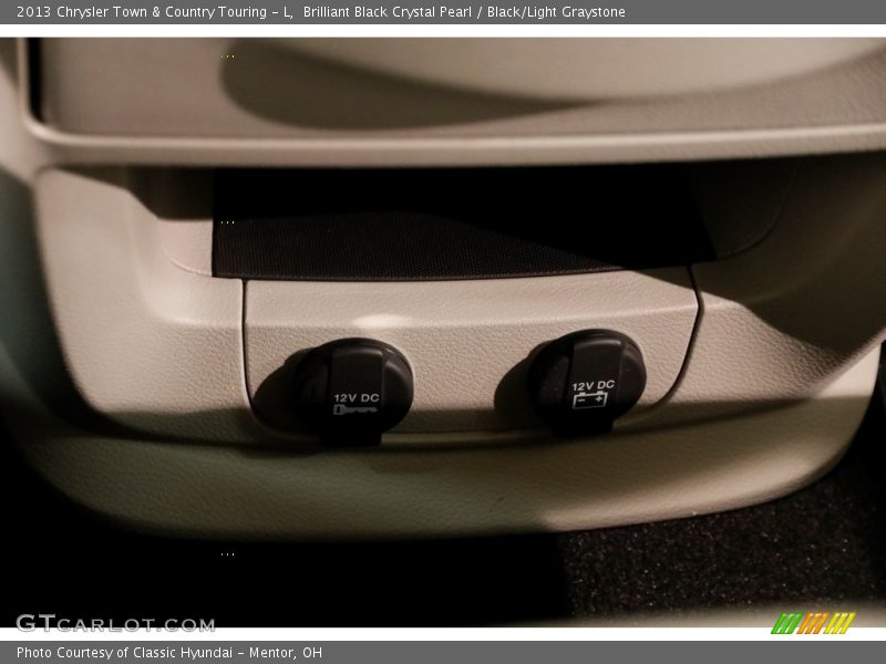 Brilliant Black Crystal Pearl / Black/Light Graystone 2013 Chrysler Town & Country Touring - L