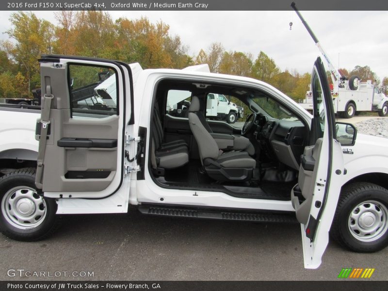 Oxford White / Medium Earth Gray 2016 Ford F150 XL SuperCab 4x4