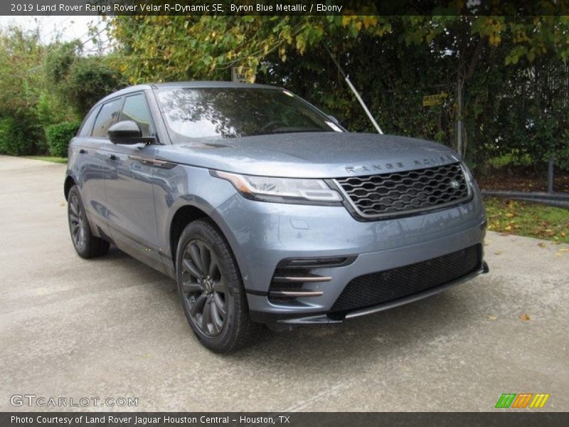 Front 3/4 View of 2019 Range Rover Velar R-Dynamic SE
