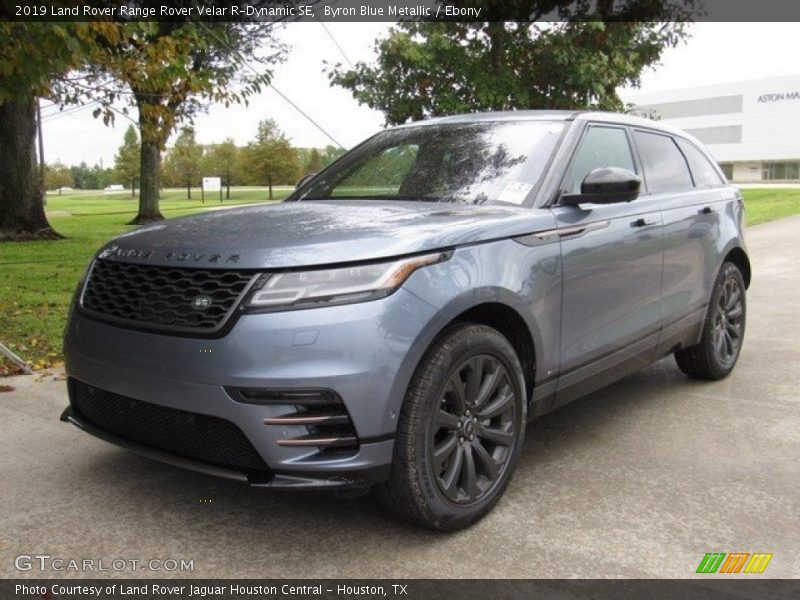 Front 3/4 View of 2019 Range Rover Velar R-Dynamic SE