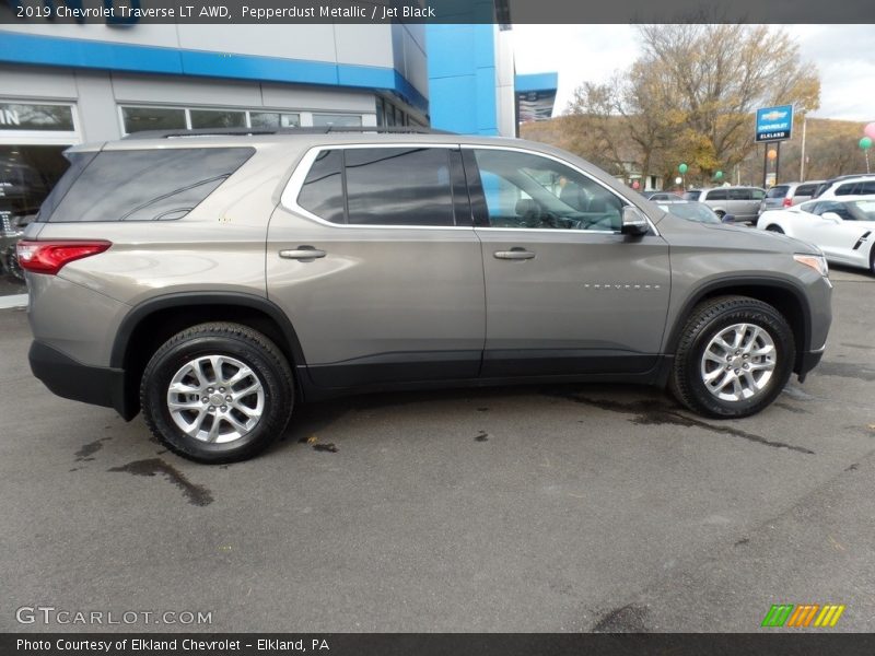 Pepperdust Metallic / Jet Black 2019 Chevrolet Traverse LT AWD