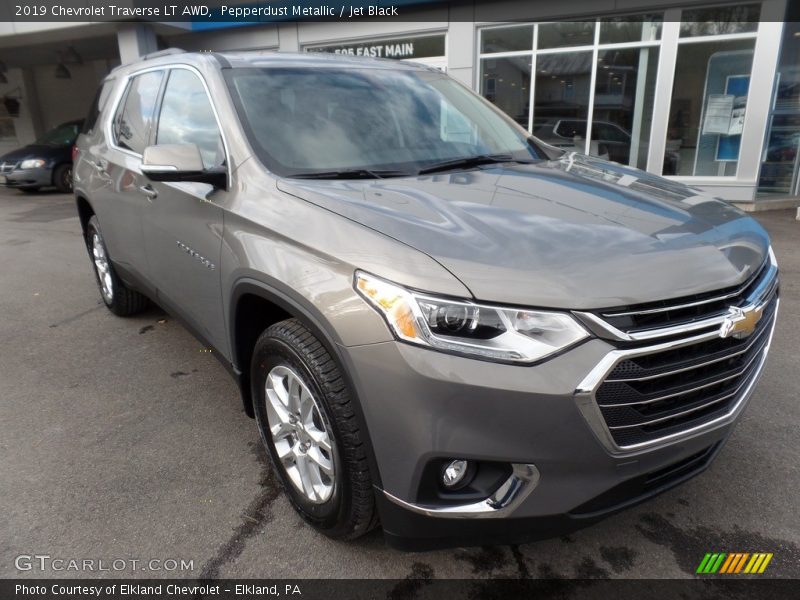 Pepperdust Metallic / Jet Black 2019 Chevrolet Traverse LT AWD