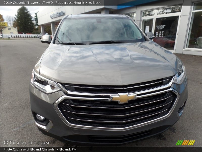 Pepperdust Metallic / Jet Black 2019 Chevrolet Traverse LT AWD