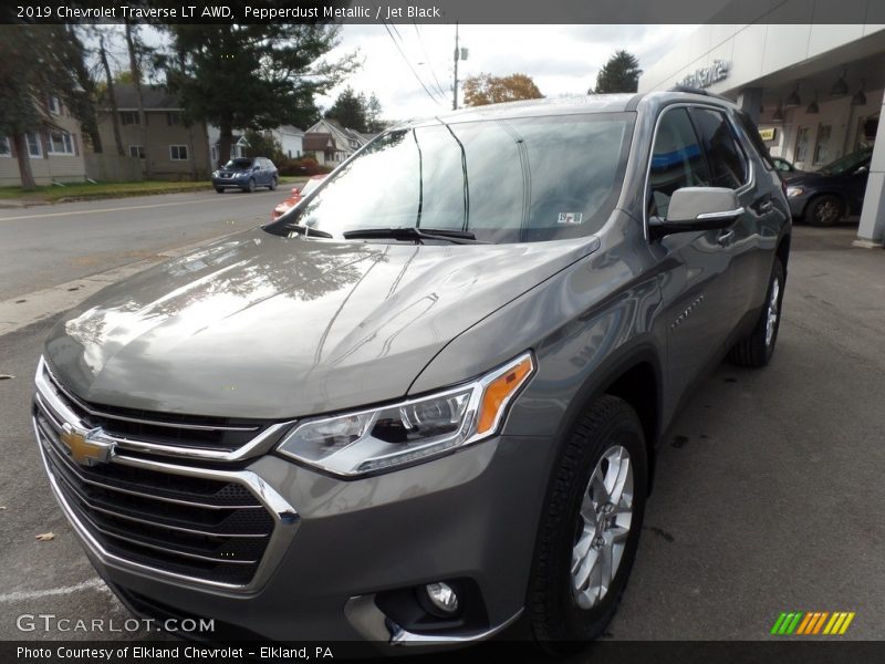 Pepperdust Metallic / Jet Black 2019 Chevrolet Traverse LT AWD