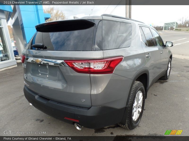 Pepperdust Metallic / Jet Black 2019 Chevrolet Traverse LT AWD