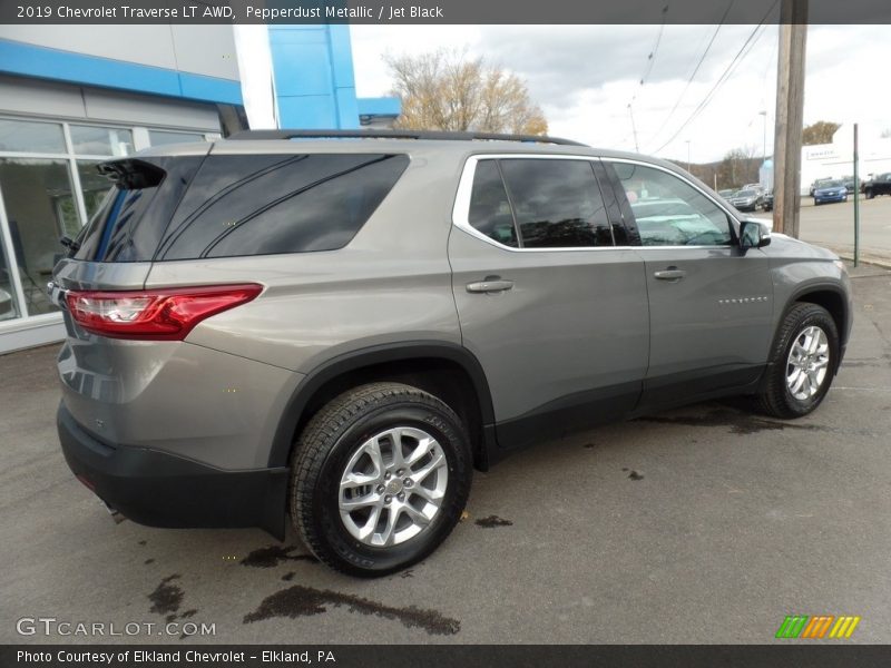 Pepperdust Metallic / Jet Black 2019 Chevrolet Traverse LT AWD