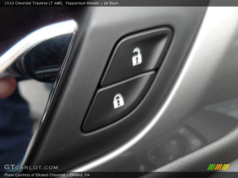 Pepperdust Metallic / Jet Black 2019 Chevrolet Traverse LT AWD
