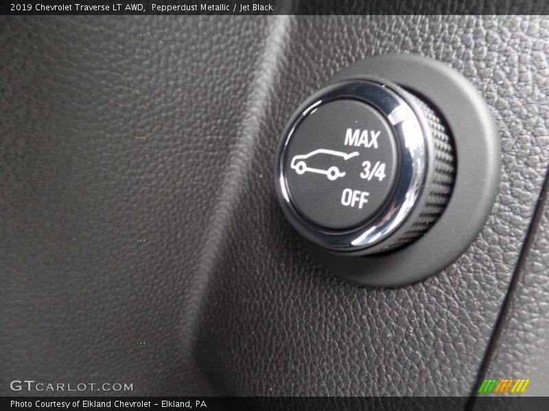 Pepperdust Metallic / Jet Black 2019 Chevrolet Traverse LT AWD